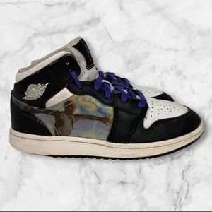 Kids Nike Air Jordan 1 mid “Hologram” size 4Y